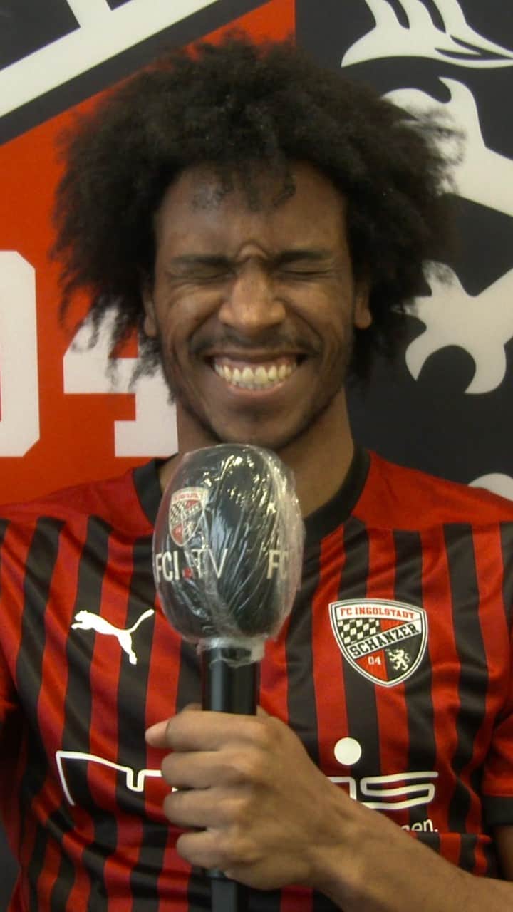 FCインゴルシュタット04のインスタグラム：「"Wenn ich ein Tor mache, kann ich es probieren!" 🎥⚫🔴 Habt ihr eine Idee parat, worauf sich das Versprechen von @caiuby_30 bezieht?!⤵️🤔👀  ___ Wie "Kai-Uwe" die Fahrkünste von Tomas #Oral einschätzt, wen er in seiner zweiten Heimat vermisst & mehr erfahrt ihr in der neuen Ausgabe des #Schanzer Speedtalks 🚗📲 . . #schanzerdassindwir #Schanzerfürimmer #Ingolstadt #FCI #FCIngolstadt #soccer #fussball #football #3liga #fu3ball #zeigtsuns #gemeinsam #zusammen #miteinander #immerweiter #zamhoidn #support #team #Familie #einfachkriegstduwoanders #neu #new #Speedtalk #caiubydasilva #caiuby #kaiuwe」