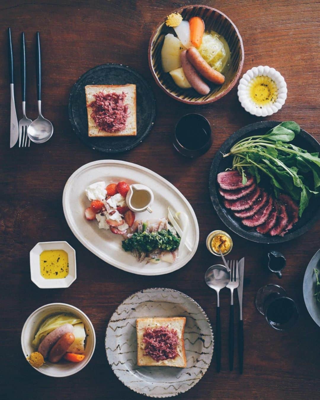 美紀さんのインスタグラム写真 - (美紀Instagram)「0213 today's dinner  まだ明るいうちから ナチュラルワインとご褒美ディナー  Tさんの角食には山形牛コーンビーフ 湯引き真鯛のカルパッチョ菜の花の辛子味噌和え 苺と水牛のモッツァレラマリネ 山形牛赤身のタタキとルッコラサラダ 燻煙ポークとホワイトソーセージのポトフ 根菜たっぷりポトフには MANGEONSのマスタードを添えて  今週はとても頑張ったので 大好きなお肉屋さんのタタキ 最高のご褒美  Tさんが買ってくれた チューリップを飾って  切って盛り付けただけだけど 好きなものを好きなだけ 幸せすぎるディナーに◎  #Tさんの手作りパン #Tさんの角食 #miki_life #miki_home」2月13日 18時15分 - miki_rolleilife