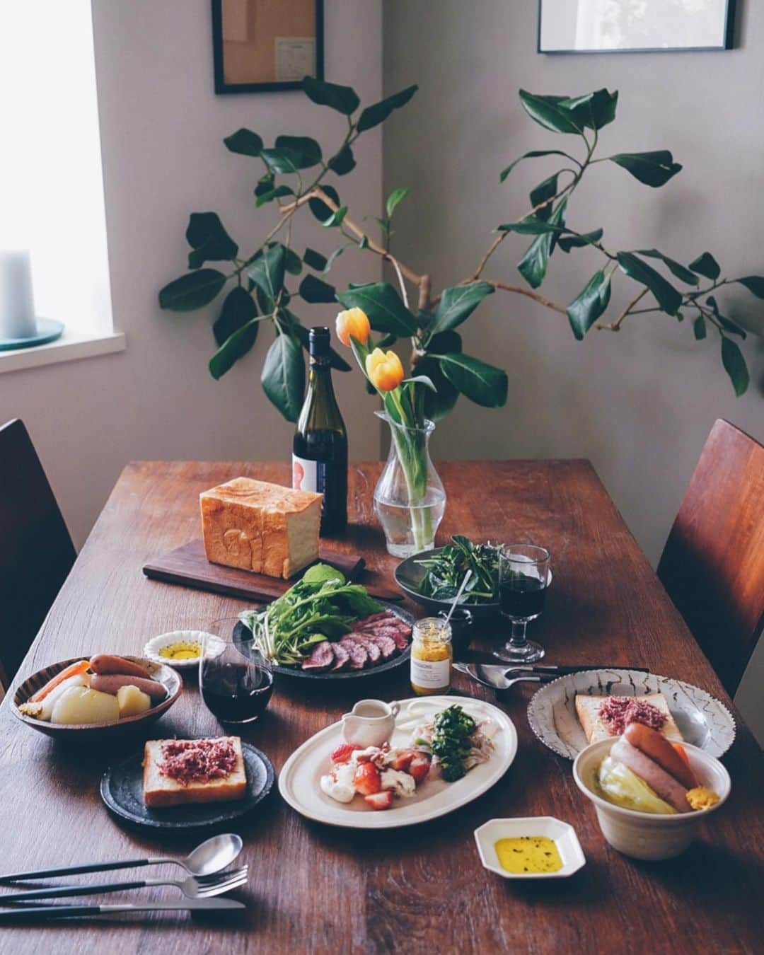 美紀さんのインスタグラム写真 - (美紀Instagram)「0213 today's dinner  まだ明るいうちから ナチュラルワインとご褒美ディナー  Tさんの角食には山形牛コーンビーフ 湯引き真鯛のカルパッチョ菜の花の辛子味噌和え 苺と水牛のモッツァレラマリネ 山形牛赤身のタタキとルッコラサラダ 燻煙ポークとホワイトソーセージのポトフ 根菜たっぷりポトフには MANGEONSのマスタードを添えて  今週はとても頑張ったので 大好きなお肉屋さんのタタキ 最高のご褒美  Tさんが買ってくれた チューリップを飾って  切って盛り付けただけだけど 好きなものを好きなだけ 幸せすぎるディナーに◎  #Tさんの手作りパン #Tさんの角食 #miki_life #miki_home」2月13日 18時15分 - miki_rolleilife