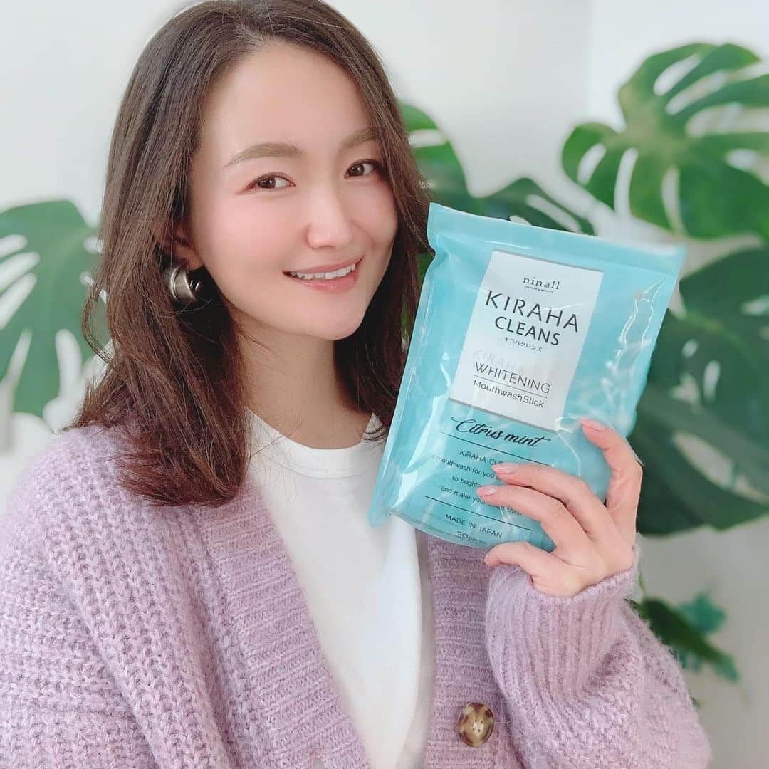リナのインスタグラム：「🐭🦷 コーヒーや紅茶が大好きなので、 歯のホワイトニングは欠かせない!  ◆KIRAHA CLEANS◆ キラハクレンズのマウスウォッシュは、 すすぐだけで「歯のホワイトニング＋口臭ケア」ができちゃう♪  分包タイプだから、 ポーチに入れておけば持ち歩きや外出先でも手軽に使えてかなり便利👍  歯ブラシだけでは、届きにくい 歯の奥や歯間の口内全体にも 行き渡るので、 おやすみ前にも使ってるよ🌙 ...................................................... #KIRAHACLEANS #キラハクレンズ #歯のホワイトニング #pr #自宅でできるホワイトニング #マウスウォッシュ #おうち美容 #whitening #mouthwash #エチケット #ポーチの中身」