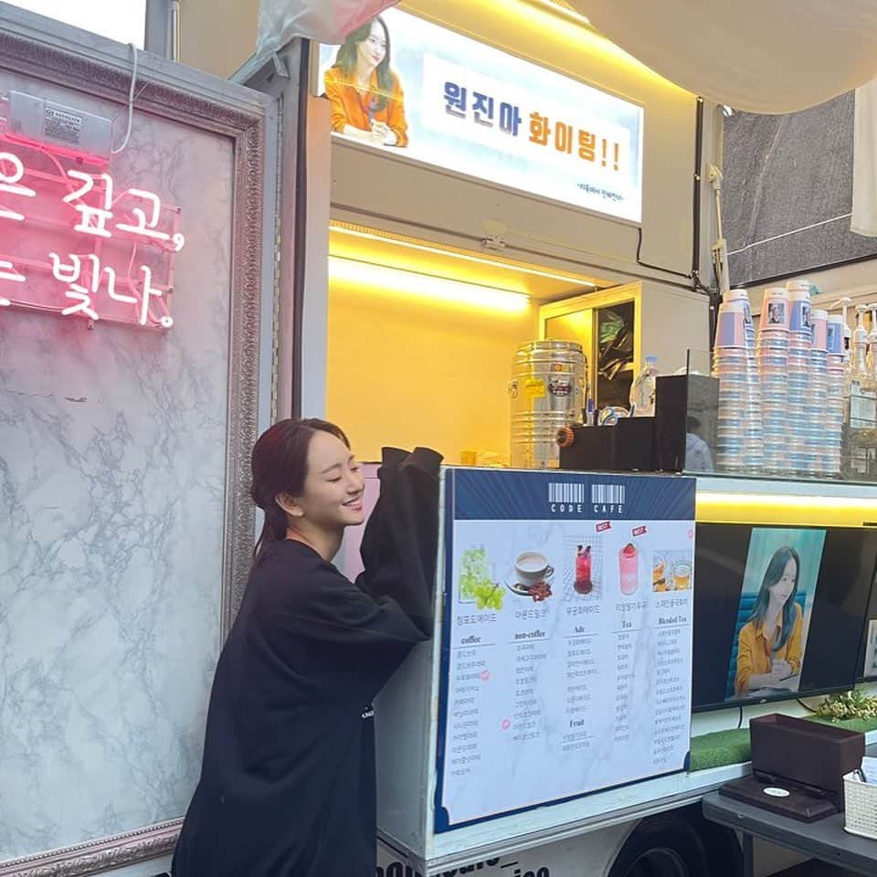 ウォン・ジナのインスタグラム：「현주선배님... 쵝오👍🏻👍🏻 감사합니다 ㅠㅠ 사랑합니다 <지옥>에서 온 천사님 #민혜진 #김현주 ❤️」