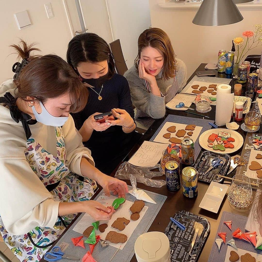 サブさんのインスタグラム写真 - (サブInstagram)「今日はカヨ先生による #アイシングクッキー  レッスン会❤️  もちろん、明日のバレンタインデーに向けて😍  初体験で難しかったけど楽しかった🥺 皆の愛が伝わりますように…❤️❤️❤️  #アイシングクッキー  #バレンタインデー #初体験 #レッスン #女子力 #手先が器用  #言い張る女 #初めてでも大丈夫」2月13日 18時09分 - sabu_golf