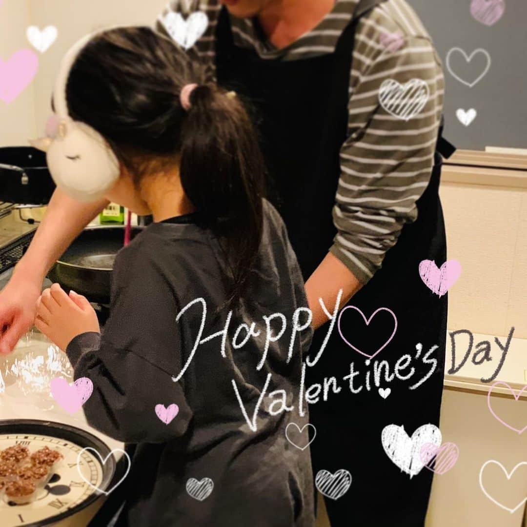 市川ショウのインスタグラム：「バレンタインの前がどうしても仕事終わってないことが多くて、毎年お菓子を作りたがる娘と作ってあげられないんだけど、その罪悪感を軽やかにとってくれる料理人の夫。 毎年恒例・娘とパパのバレンタインクッキング🧁🍫🍩 彼氏ができても手伝ってあげるのかなぁ？😂  #バレンタイン　#パパと手作り　#ママは仕事　#親子時間　#娘はパパと結婚したいらしい」