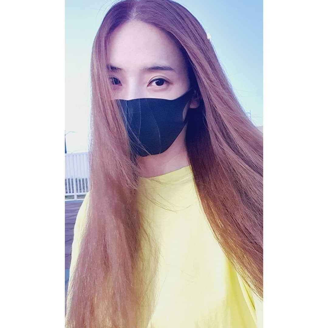 ハン・チェヨンのインスタグラム：「#selfcoloring #notbad #silkyhair 😆😆 간만에 집에서 #셀프염색 ~ #머리결미인 ㅋㅋ 🤣 🧡」