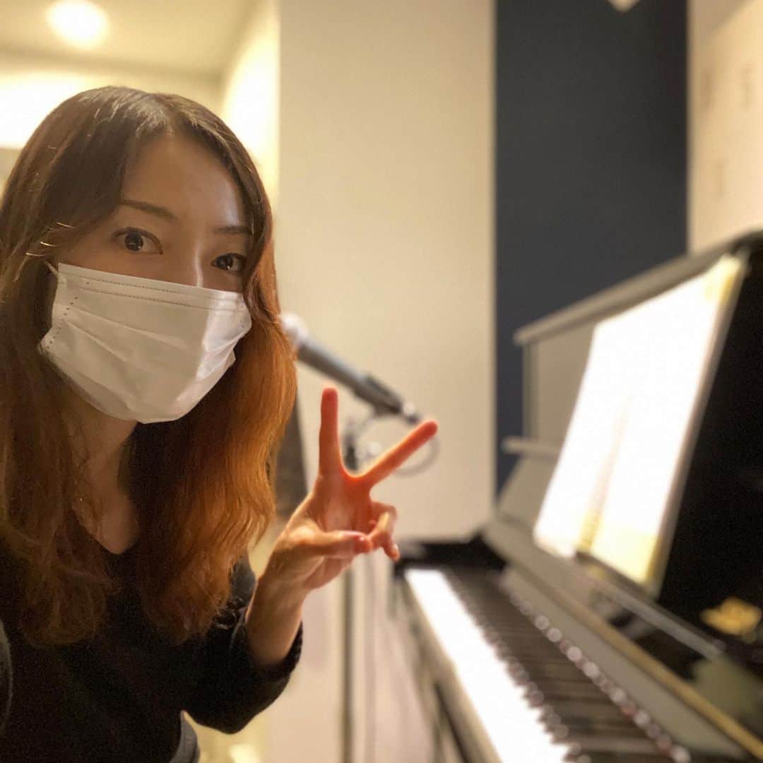 のインスタグラム：「スタジオで自主練してきたけど、、 マスクしながら歌うのはなかなかに 呼吸困難😵  さて、明日は本番です🎤🎹❣️  【マンスリー配信企画】第三弾 Happy Valentine "with" Eiko Matsumoto♡  日程：2021年 ２月 14日（日） 時間：19:00スタート 場所：都内某Barより生配信 チケット: 2,500円(税込)〜 +手数料     Zaikoにて販売中 https://streaming.zaiko.io/_item/335450　　　　  出演: 松本英子(Vo.)　長谷川久美子(Pf.)　  明日は、ちゃんとおめかししてw お待ちしてます❤️」