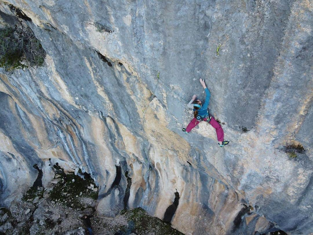 アンジェラ・アイターのインスタグラム：「Climbing shoes that fit the rock‘s demand are beneficial. I swear by shoes with a not to soft bow-legged rubber in routes where I stand on bad footholds especially when I put all my weight on them. For rock with good friction I opt for soft no-edge climbing shoes. Generally, I prefer a soft rubber as I am quite small. • I go beyond my limits to check out shoes and contact my partner @lasportivagram whenever I need help. What are your favourite models? • 📸 @bernieruech //: Sardinia Spring 2020 #verleihtflügel @ferienregionimst @lasportivagram @team_edelrid」