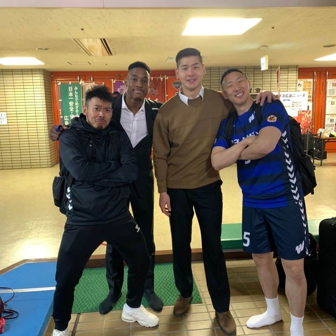 成田幸平のインスタグラム：「＊＊＊ 23-37で完敗でした。 僕は出ませんでしたが 来週の試合からは出場するので チームの力になれるように 頑張ります😁👊 応援よろしくお願いします🙇🏻‍♂️ 左右で似た者同士で 撮ってみました🤣笑 #湧永LEOLIC #HANDBALL #ハンドボール #彗星JAPAN #兄弟対決」