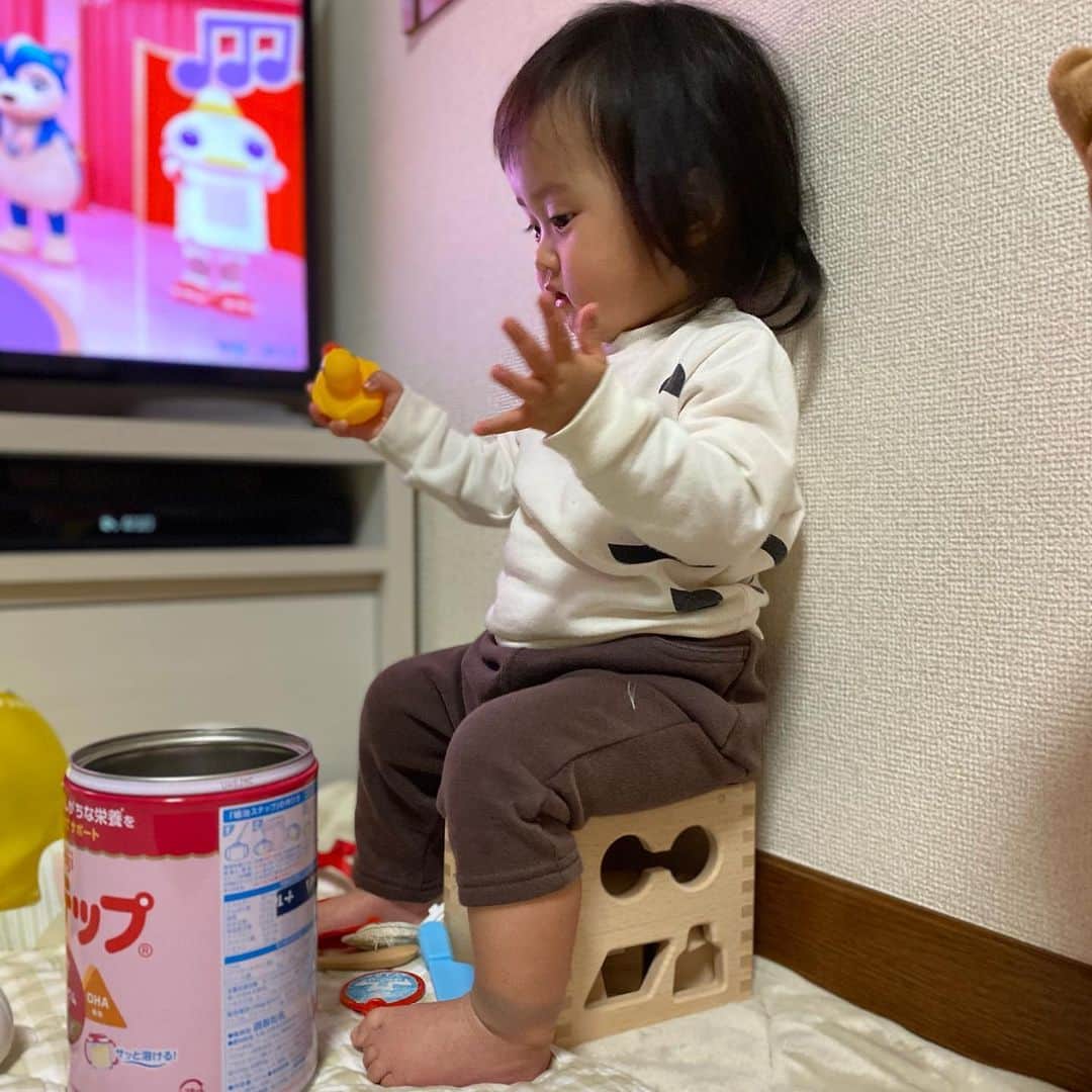 のインスタグラム：「ポットン落とし（パズルボックス）という、知育玩具。我が子にプレゼントしたんです。そこそこ良いお値段のやつ。気に入ってくれたようです😊…椅子として。🤣」