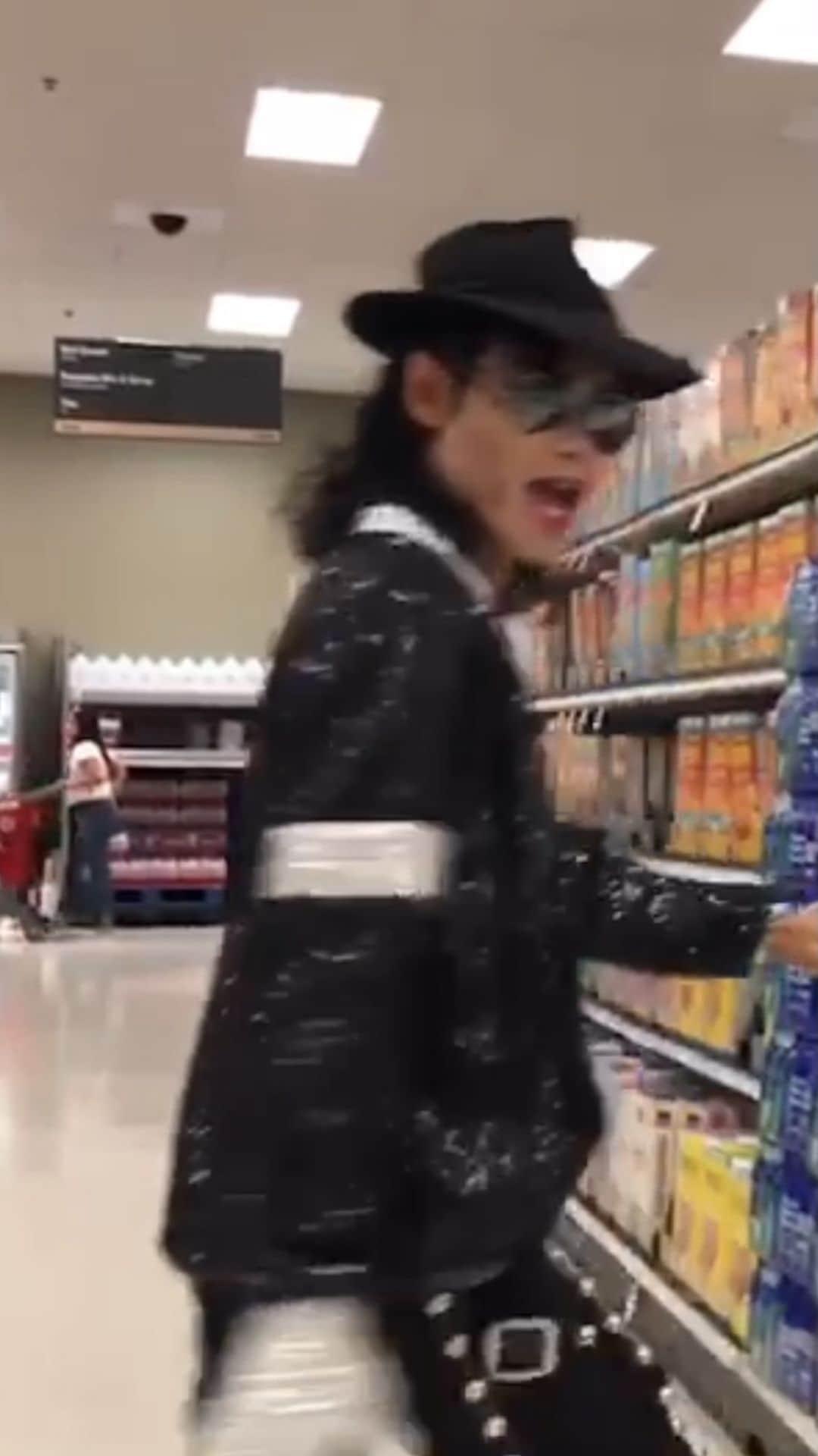 michaeljackton.officialのインスタグラム：「Moonwalk Shopping🛒🚶‍♂️ . #michaeljackton #moonwalker #kingofpop #shopping #mj ＃billiejean #michaeljackson」