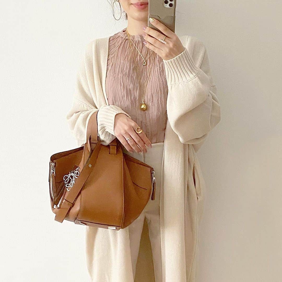 ryokoさんのインスタグラム写真 - (ryokoInstagram)「𝒸ℴℴ𝓇𝒹𝒾𝓃𝒶𝓉ℯ 𓂅 カバン以外全身 @reedit_official ♡ ． カーデはユルッとしたシルエットがすごく好み。程よい厚みがあるから今から着ても寒さが気にならない✨春はアウター代わりになるしシンプルデザインだから合わせやすく着回しききそう👏🏻 ． パンツも美シルエット！丈詰め無しでこの丈感はおチビにもありがたい🙏🏻1番小さいサイズを着用してます☺︎ ． 中に合わせたのはシアー素材のブラウス💕着るだけで春〜🌸初夏まで長く着れる素材ですよ👌🏻 ． ． ． #reedit #リエディ #リエディスタ#エシカルファッション #サステナブル #SDGs #fashion #ootd #locari #コーデ #コーディネート#今日のコーデ #低身長コーデ #149cm #おちびコーデ」2月13日 18時21分 - ry.0123