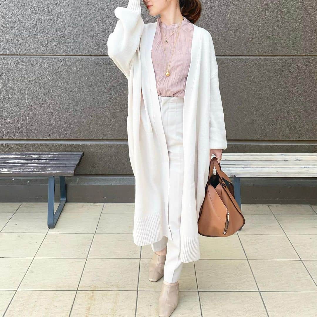 ryokoさんのインスタグラム写真 - (ryokoInstagram)「𝒸ℴℴ𝓇𝒹𝒾𝓃𝒶𝓉ℯ 𓂅 カバン以外全身 @reedit_official ♡ ． カーデはユルッとしたシルエットがすごく好み。程よい厚みがあるから今から着ても寒さが気にならない✨春はアウター代わりになるしシンプルデザインだから合わせやすく着回しききそう👏🏻 ． パンツも美シルエット！丈詰め無しでこの丈感はおチビにもありがたい🙏🏻1番小さいサイズを着用してます☺︎ ． 中に合わせたのはシアー素材のブラウス💕着るだけで春〜🌸初夏まで長く着れる素材ですよ👌🏻 ． ． ． #reedit #リエディ #リエディスタ#エシカルファッション #サステナブル #SDGs #fashion #ootd #locari #コーデ #コーディネート#今日のコーデ #低身長コーデ #149cm #おちびコーデ」2月13日 18時21分 - ry.0123