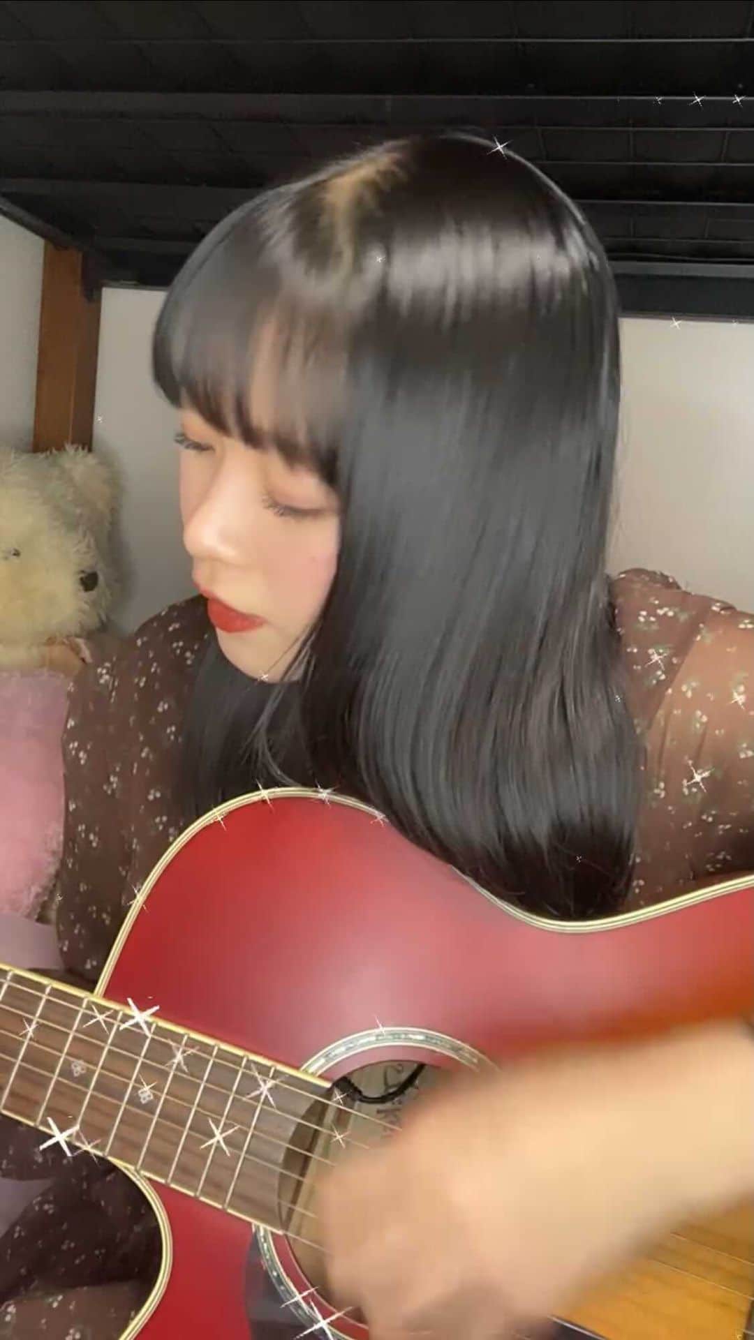 ミユフィーヌ（REVERBEE）のインスタグラム：「今日のインスタライブはお休みです🙇🏻‍♀️勉強頑張ってます💪🏻✨ 先週のライブ動画｢勿忘｣アップしました❕ 来週2/20(土)21時から！皆さんに会えるの楽しみにしてます❕✨ #勿忘 #awesomecityclub #花束みたいな恋をした #弾き語り #弾き語り女子」