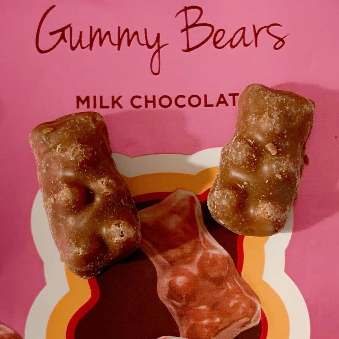 日本グミ協会さんのインスタグラム写真 - (日本グミ協会Instagram)「バレンタインにもグミを！ｸﾞ٩( ᐛ )و ﾐ  ‎PLAZAの『Gummy Bears』が美味しすぎる！！！！  ‎フルーティでしっかりとした弾力のクマグミをミルクチョコレートでコーティング。🧸🍫 ‎グミ好きもチョコ好きも唸らせるマリアージュです✨ #日本グミ協会 #グミ #グミ好き #グミ好きな人と繋がりたい #コンビニスイーツ #コンビニ新商品 #おかし #おやつの時間 #おやつタイム #gummy #gummybears #バレンタイン #ハッピーバレンタイン #グミンタイン」2月13日 18時23分 - gummy_japan