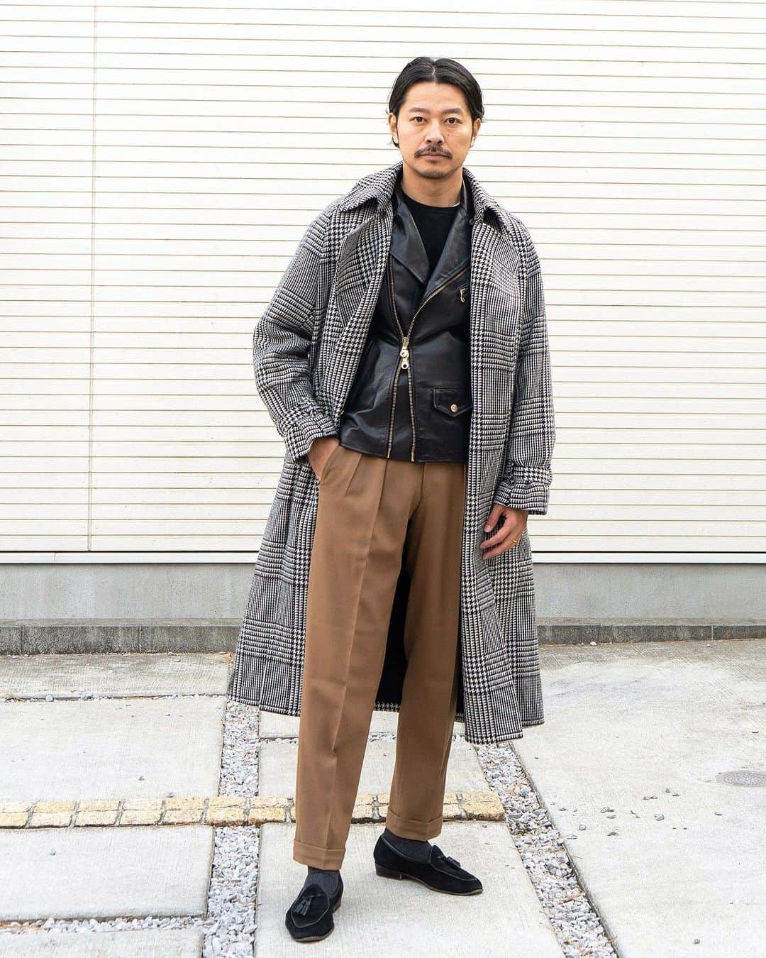 高田朋佳のインスタグラム：「Casual style. たまにはインスタでもコーディネート詳細を。 @nano_tiamo でも紹介して頂いた今季買って良かったものNo,2の @lafavola_official のコートに、4年くらい着てる @cinquanta_official のダブルのライダース。よくする合わせだけど、最終セールで購入したソブリンのパンツが素材も色もこのコーディネートに良い感じにマッチしました😁 ジップのゴールドとキャメル色の合わせはなんとも上品に見えますね！ 今年は寒くてずっと履いてるソックスはコートの色を拾ってグレーを。コントラストが付くのは履き慣れてなくて気恥ずかしいので、馴染ませる色を選びました。。。  ———————————————————————— #セール戦利品 #dressstyle #elegantstyle #modernclassicstyle #newclassicstyle #fashion #mensfashion #mensdressstyle #suitsstyle #dapperstyle #takadachannel」