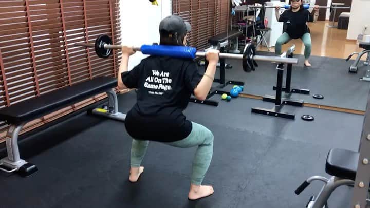 のインスタグラム：「トレーニング🏋️‍♀️  スタンダードでオーソドックスな、バーベル担いでのスクワットは、たいきさんの所通い出してからはメニューになかったんだけど、今回は初メニュー！  前はやった事あったけど、たいきさん @personaltrainingroys  トレーニング始まってからのスクワットしたら、今までやってたスクワットの感じと違ってて、最近色んなトレーニングしてるから、可動域とか、使えてる筋肉が違ってるんだなー！って1人しめしめ、ニヤニヤしちゃってた🤣  違う感じが嬉しい😆  そしてそしての、2個目の動画のトレーニングは、ほぼ毎回するんだけど😅 見た目には全く伝わらない🤣やった人人にしか分からない、ほんとにジミーにムカつくトレーニングなのだ🤣🤣🤣  伝わらないのが残念だけど、今回はスクワットした後のだったから手で抑えられただけで、お尻がちぎれそうだったょ😂  そして、最後は燃え尽きて明日のジョーになりましたとさ🤣  そして次の日は、子鹿通り越して🐣みたいにピヨピヨな脚になりました😂  いつも色んなトレーニングありがとうございます😂  #筋トレ #筋トレ女子 #トレーニング #ケツトレ #筋肉痛 #お尻痛い #みのりんレギンス #似合うお尻になりたい」