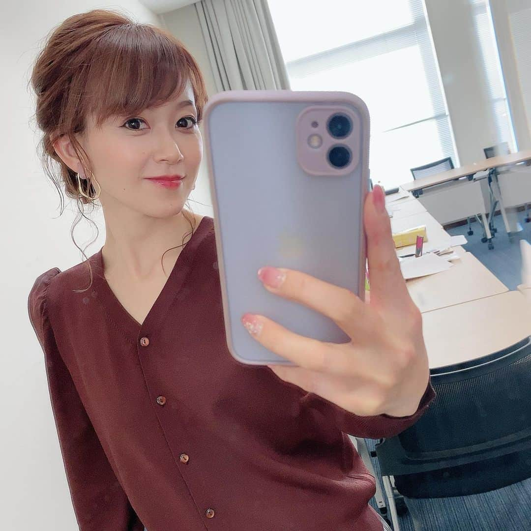 岡部玲子さんのインスタグラム写真 - (岡部玲子Instagram)「今日の衣装とヘアアレンジ✨  バレンタインイブにぴったりのチョコレート色のニットはパフスリーブの形がとっても素敵でした🥺 ブラウンにピンクストーンのイヤリングがまた素敵✨ 髪の毛はゆるふわな感じを残しつつ、まとめて頂きました☺️ 後ろから見ても凄い素敵🥺✨  🏇は  #とんでもなくマイナス  #春よこい   #明日頑張る  でした😭  皆様素敵な日曜日を✨  #岡部玲子 #タレント　#レポーター　#競馬キャスター　#競馬　#競馬中継　#衣装　#ヘアアレンジ　#イヤリング　#パフスリーブニット　#チョコレート色」2月13日 18時26分 - reiko_okabe