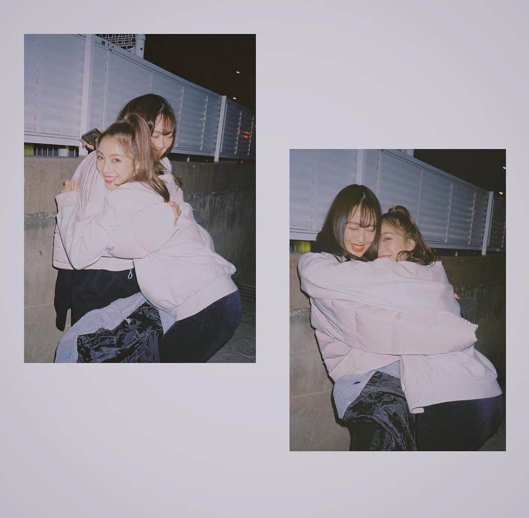 honoka のインスタグラム：「もかちゃん 誕生日おめでとう🎂２０歳やんか！！！ 今年もハグしてもらったよ😏笑 飛びつきすぎ。笑  いつもありがとうね💕らぶ  #もか姫 #ついに20歳」