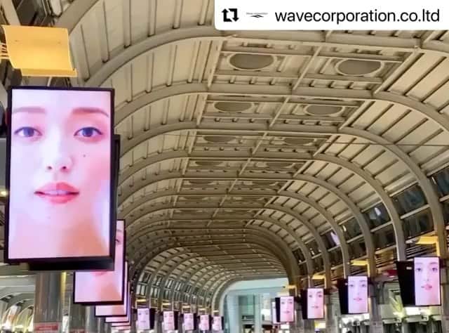のインスタグラム：「: お知らせをリポストにて💖 ただ今、@wavecorporation.co.ltd  スパトリートメントのCMが品川駅・ 中央改札口から新幹線のりば、港南口へ 向かう自由通路のデジタルサイネージにて 放映しております😌🙏🏻 : 44面で展開中、2分に一度放映されています✨ : #Repost  @wavecorporation.co.ltd with @make_repost : #spatreatment #skincare #cosmetics #wavecorporation  #スパトリートメント #スキンケア #コスメティック  #ウェーブコーポレーション #サロンコスメ #美容 #美肌 #リアルcセーラム #スパトリートメントexリアルcセーラム  #スパトリートメントcm #イメージキャラクター　 #モデル #松島花 #デジタルサイネージ #品川 #品川駅自由通路」