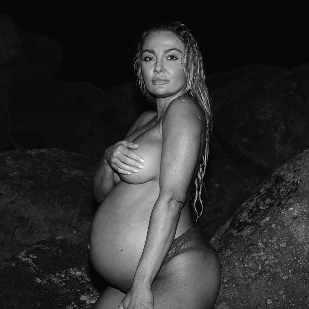 BROOKE EVERSさんのインスタグラム写真 - (BROOKE EVERSInstagram)「When do you think she’ll be here? #38weekspregnant @jennaagiusphotography」2月13日 18時32分 - brookeevers