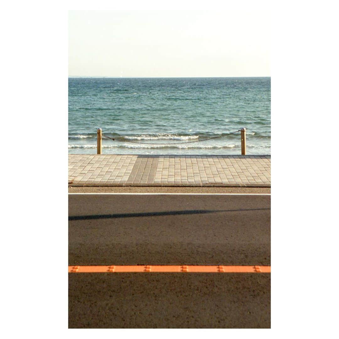 Hikaru Nakamuraのインスタグラム：「フィルムで撮影📸 由比ヶ浜の海🏖  カメラ CanonEOS100QD  詳細はYoutubeまで▶️ チャンネル名:ひかるーく  #フィルムカメラ#フィルム#由比ヶ浜#湘南#海#ストリートスナップ#鎌倉#キャノン#一眼レフ#canon#eos#filmcamera#film#fujifilm#富士フイルム#フィルムカメラに恋してる」