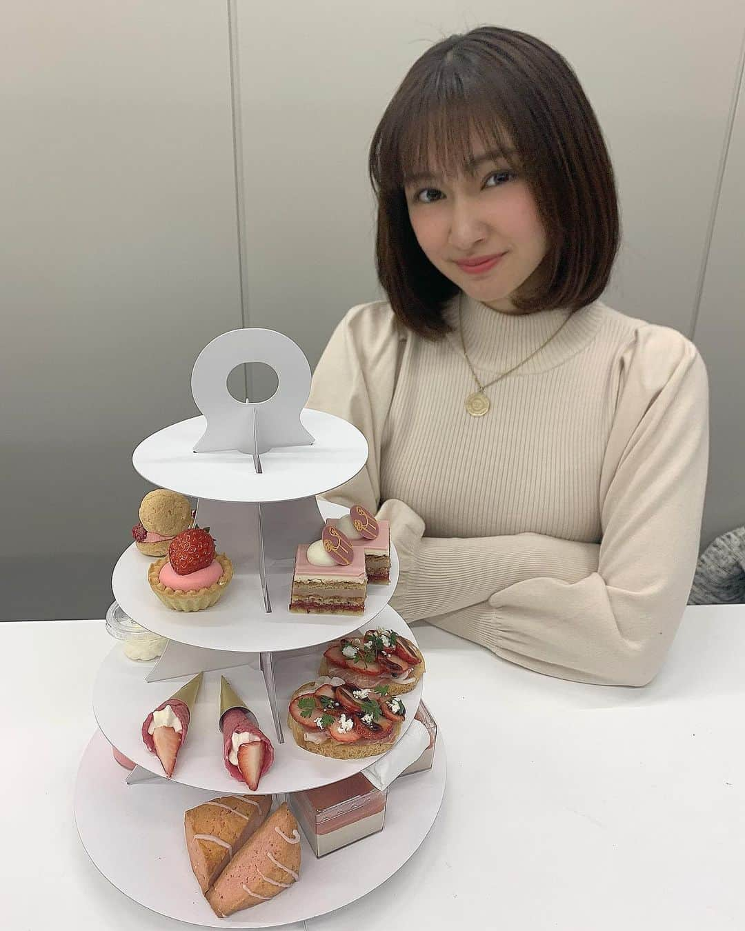 小泉遥さんのインスタグラム写真 - (小泉遥Instagram)「. . アフターヌーンティーセットが テイクアウト出来るなんて可愛すぎる〜😚🫖❤︎ . 今ブランチの公式InstagramのIGTVで @brunch_tbs  今週オンエアした時のグルメ達を 実食して食レポしているよっ🍴笑 . お時間ある時に良かったら観てみてね…🌜 . #王様のブランチ #アフターヌーンティーセット」2月13日 18時42分 - koiharu_official