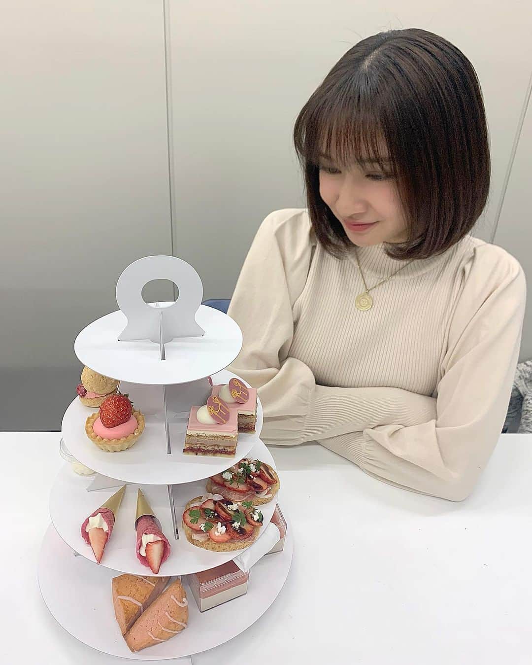 小泉遥のインスタグラム：「. . アフターヌーンティーセットが テイクアウト出来るなんて可愛すぎる〜😚🫖❤︎ . 今ブランチの公式InstagramのIGTVで @brunch_tbs  今週オンエアした時のグルメ達を 実食して食レポしているよっ🍴笑 . お時間ある時に良かったら観てみてね…🌜 . #王様のブランチ #アフターヌーンティーセット」