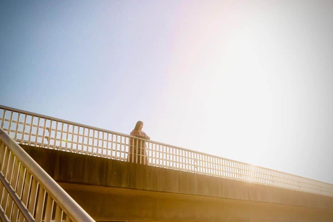 ケイン・デニスのインスタグラム：「#空  昨日体調崩しまくり。本日は復活。 天気が良かったので空を中心に☀️  ハッシュタグ #今日はレンズ落とした #レンズは無事だけど #フィルター割れた #あのフィルター無いとこの写真撮れない悲しい #そういえば #良いカフェ見つけたので後ほど  #神戸カフェ　#青空　#夕焼け #カフェ　#canonr5」