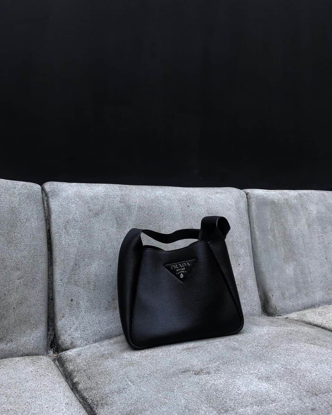 中村くるみのインスタグラム：「sofa of concrete?🖤」