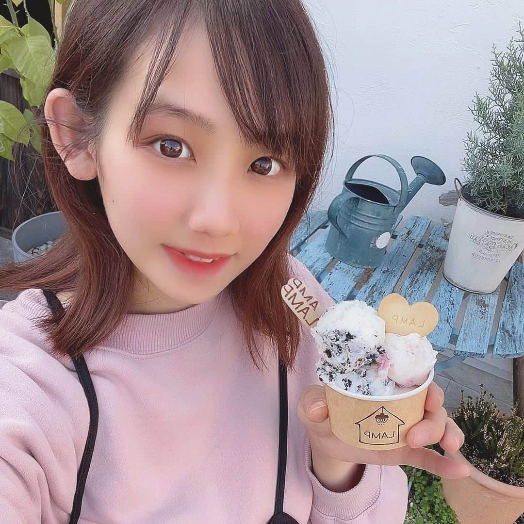 Moeさんのインスタグラム写真 - (MoeInstagram)「. この前もいった @lamp.gelato に💓💓💓 . やはりあっさりしててここの アイス大好き🥺✨ 優しい味がするねん！ . この前量多いなーとか言うてたけど ダブル余裕やった🤤笑 バレンタイン仕様でハートのクッキー🍪 . .  #サロモ#サロン#被写体 #ポートレート#モデル#撮影 #関西#大阪#beauty#makeup#photoshoot #follow #lovers_Nippon_Portrait #ふぁいんだー越しの私の世界 #写真撮ってる人と繋がりたい #おしゃれさんと繋がりたい #アイスクリーム #スイーツ #スイーツ好きな人と繋がりたい  #ジェラート #堺市カフェ  #堺市グルメ #もえぐるめ #スイーツテロ #バレンタイン #泉ヶ丘 #lamp #セルフィー」2月13日 18時39分 - pimoemoe