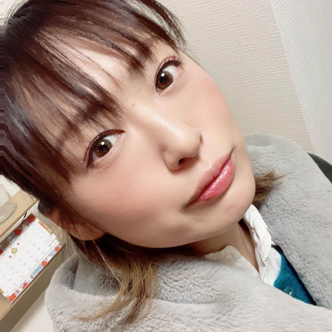 脇田唯さんのインスタグラム写真 - (脇田唯Instagram)「𝓂𝒶𝓀ℯ  UZUのEYE OPENING LINER METALLIC BLACK めっちゃいい！！  私、目が割と恐いので（笑） 眼力眼力言われて、 怒ってるみたいに見られがち。 だから、純黒のラインだと 余計に威圧感がひどい🆘  でも、このブラックは 少しメタリックで アッシュなニュアンスが出て 柔らかい感じの黒になるので 自然に馴染んでいい感じ✨  微温湯でオフできるのもいいね！  #uzu #eyeoponening #7shadesofblack  #metallicblack #アイライナー #アイライン #ウズ #メイク #make  #脇田唯」2月13日 18時39分 - post_yui