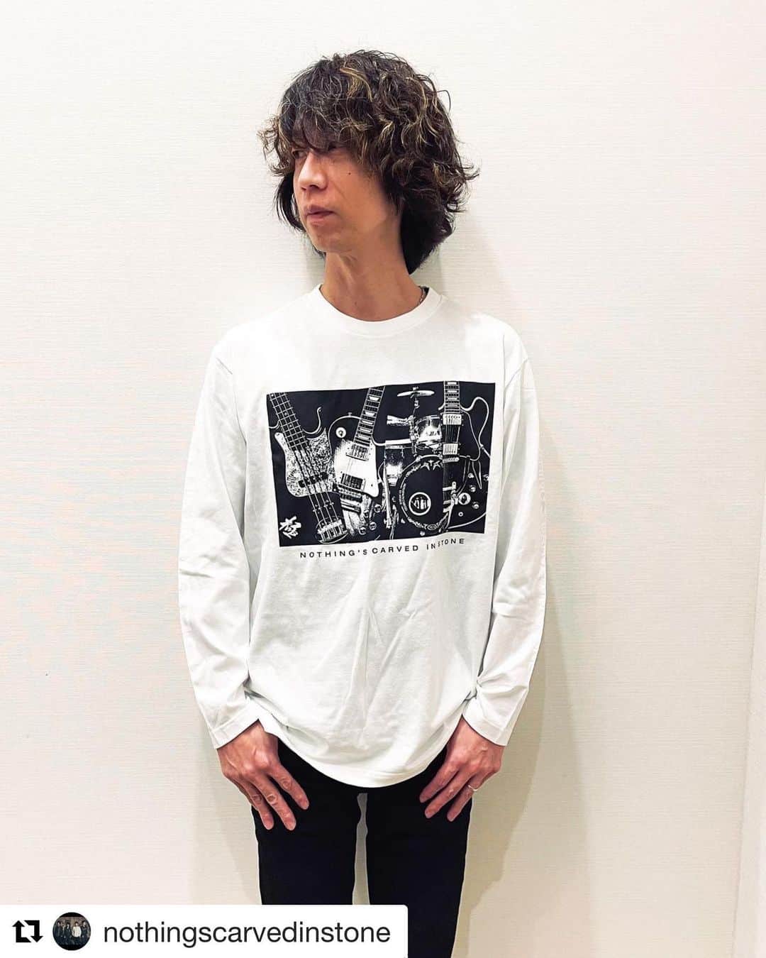 大喜多崇規のインスタグラム：「#Repost @nothingscarvedinstone with @get_repost ・・・ 【着用写真】﻿ ﻿ ・BEGINNING 2021 ロングTシャツ（ホワイト）：4,500円﻿ サイズ：S〜XXL（大喜多 L着用）﻿ ※ブラックもございます。﻿ ﻿ ・マルシェバッグ：2,500円﻿ ﻿ オフィシャル通販サイトにて、”BEGINNING 2021“イベントグッズを販売中です。﻿ ﻿ 2/11(木)23:59までにご購入頂いた方には、ライブ当日までにお届けします。﻿ ﻿ #nothingscarvedinstone #ナッシングス #ncis #silversunrecords #beginning2021 #parallellives」