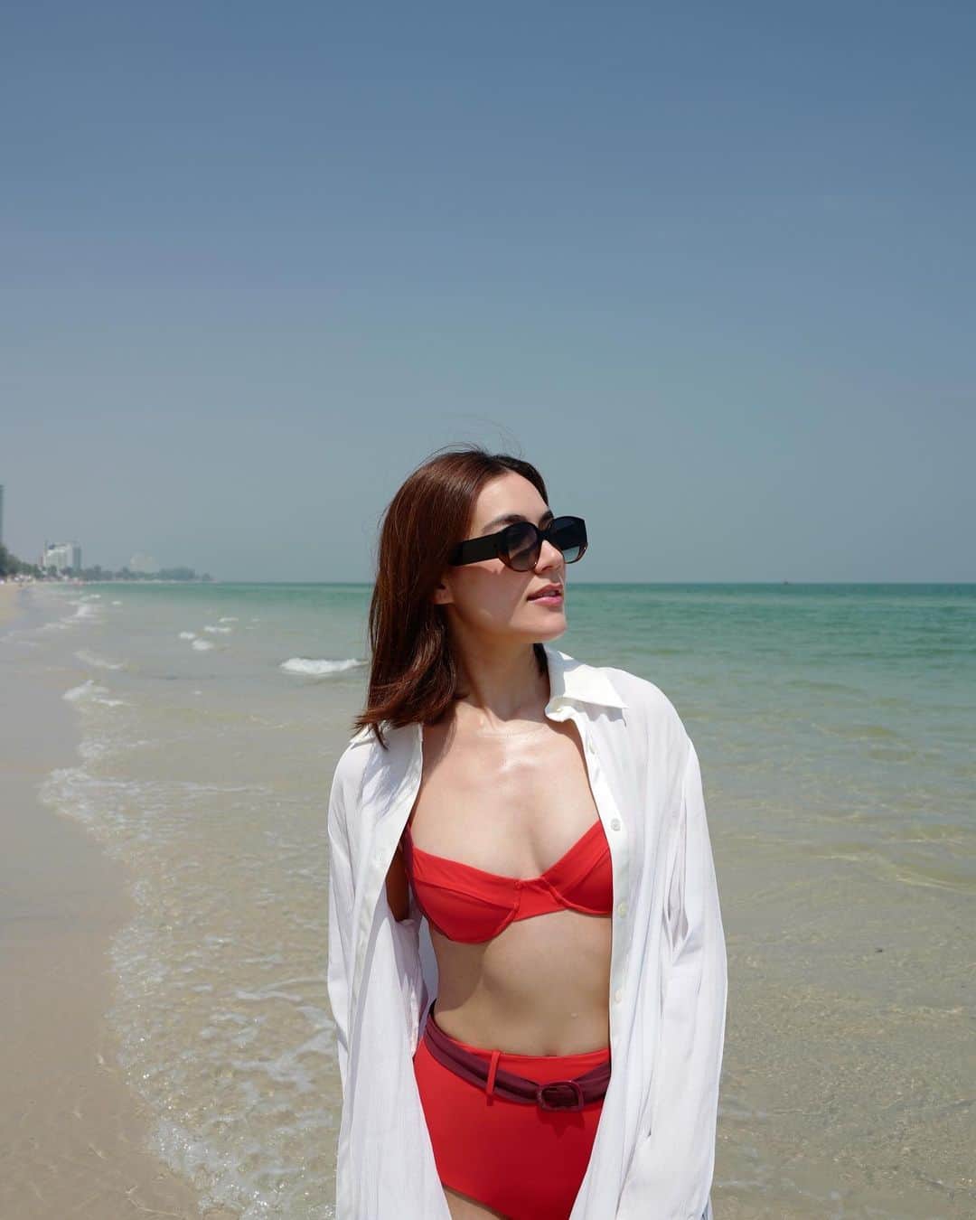 キンバリー・アン・ウォーテマス・ティアムシリのインスタグラム：「เพื่อนบอกว่าทะเลข้างหลังสวยดี ⛱」