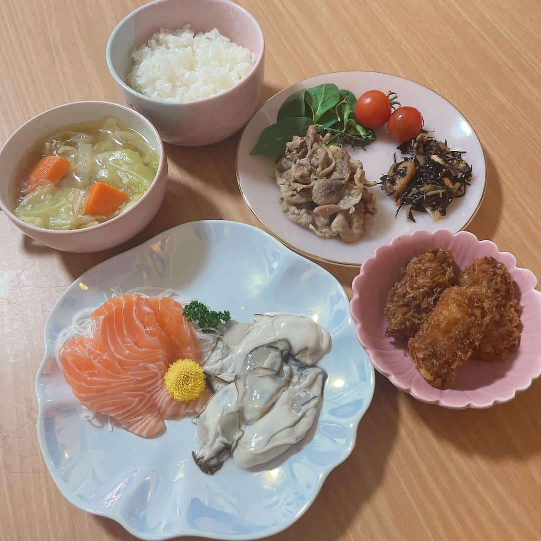 太田理恵のインスタグラム：「牡蠣食べたくなったから生牡蠣と牡蠣フライした(*UωU*)」