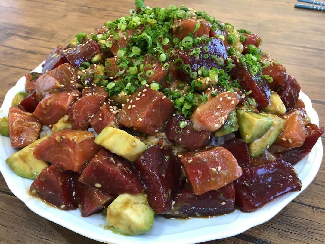 のインスタグラム：「小名浜にある「いわき•ら•ら•ミュウ」の「いちよし商店」さん、「まるふと直売店」さん、「福助水産」さんから、新鮮な食材を沢山送っていただきました！  2/8(月)〜2/14(日)まで、福島県いわき市で開催の「第1回 FEEL ALOHA サミット inいわき ハワイまるかじりフェス！」とのコラボで、ハワイにちなんでポキ丼などを食べた動画をYouTubeにて公開中です！  皆様、是非ご覧下さいませ！  コロナが落ち着いたら、スパリゾートハワイアンズにも遊びに行きたいな♪」