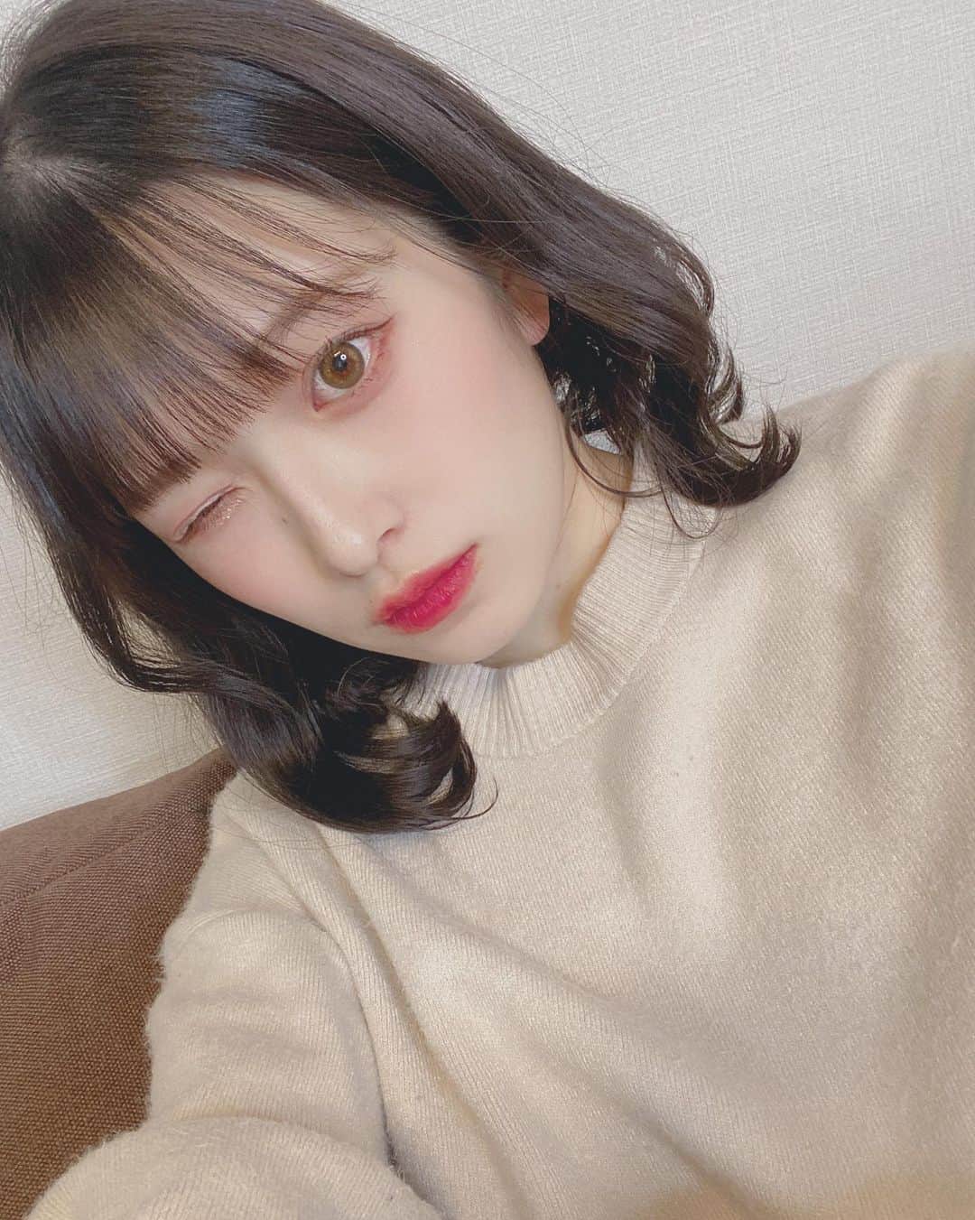 青木菜花のインスタグラム：「.﻿ .﻿ 産後前最後かな、、？色落ちして汚かった髪色を﻿ 暗くしてもらいました🥰﻿ ﻿ 暗めやっぱり落ち着くな〜〜﻿ ﻿ @yamato_takumi  ありがとうございました😭✨﻿ ﻿ そして明日はバレンタインデーということで﻿ 今年は友達とかにはあげられないけど﻿ ちょうど今かじくんにあげるチョコ作ってるんだー！🍫﻿ ﻿ 今日は国家試験で作れなかったから﻿ 気合入れて頑張ってます😽✊🏻笑﻿ .﻿ .﻿ #newcolor #黒髪ボブ #カラー」
