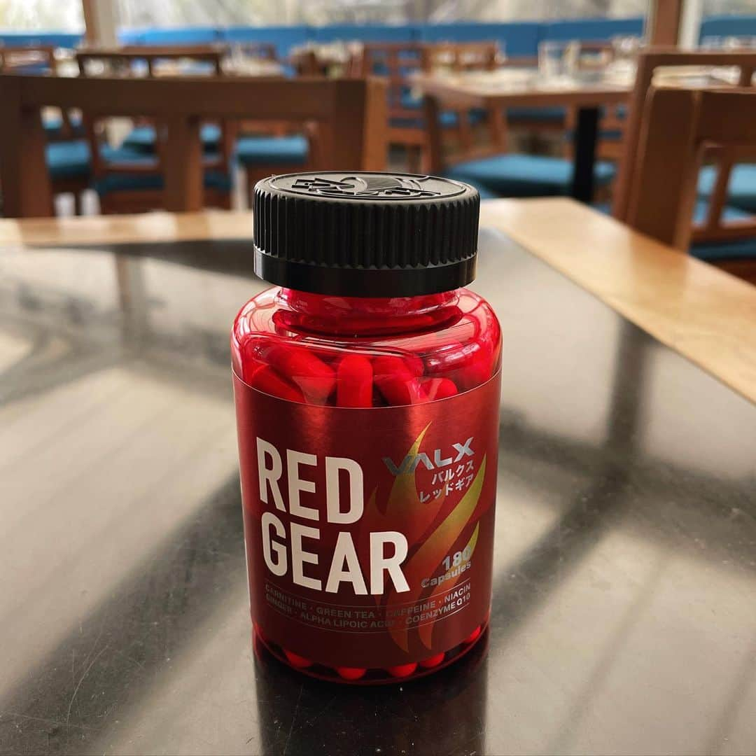 川村真洋さんのインスタグラム写真 - (川村真洋Instagram)「トレーナーさんに教えて頂き、VALXの「RED GEAR」を飲んでみてるの。ぐっばい脂肪ちゃん🐷ﾌﾞﾋ  ﾄﾚｰﾆﾝｸﾞ日以外、沢山動き回る日も飲んでみてるよ🤍  ＊トレーニング効率を高めたい ＊ダイエット成功させたい ＊理想の体になりたい って方にはおすすめみたいだよ。  ２月末までは、通常価格 7,980円のところ、62%OFFの初回限定価格 2,980円‼︎いぇい🙂  #VALX #REDGEAR #山本義徳  #真洋 #MAHIRO #마히로 #ろってぃー」2月13日 18時46分 - mahiro_kawamura_official