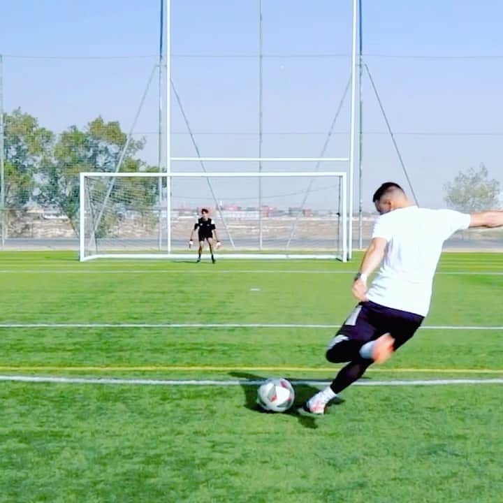 F2Freestylersのインスタグラム：「INCREASE YOUR SHOT POWER! 🔋🎯  New video link in bio! 🎥  #football #footballskills #footballtricks #ronaldo #messi #neymar #soccer」