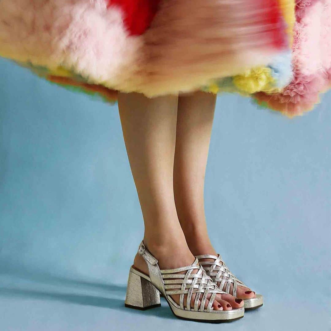 チエミハラのインスタグラム：「We're guilty! 🥺 We've been spoiling you with amazingly comfortable and fun shoes for years... and we plan to continue doing so forever 😁Style featured GEYA in 2 different colors at chiemihara.com 🤍 . . . #ilovemychies #chiemihara #chie #chiemiharashoes #womenshoes #designershoes #shoesmadeinspain #comfortshoes #leathershoes #chieshoes #scottsalingerphoto」