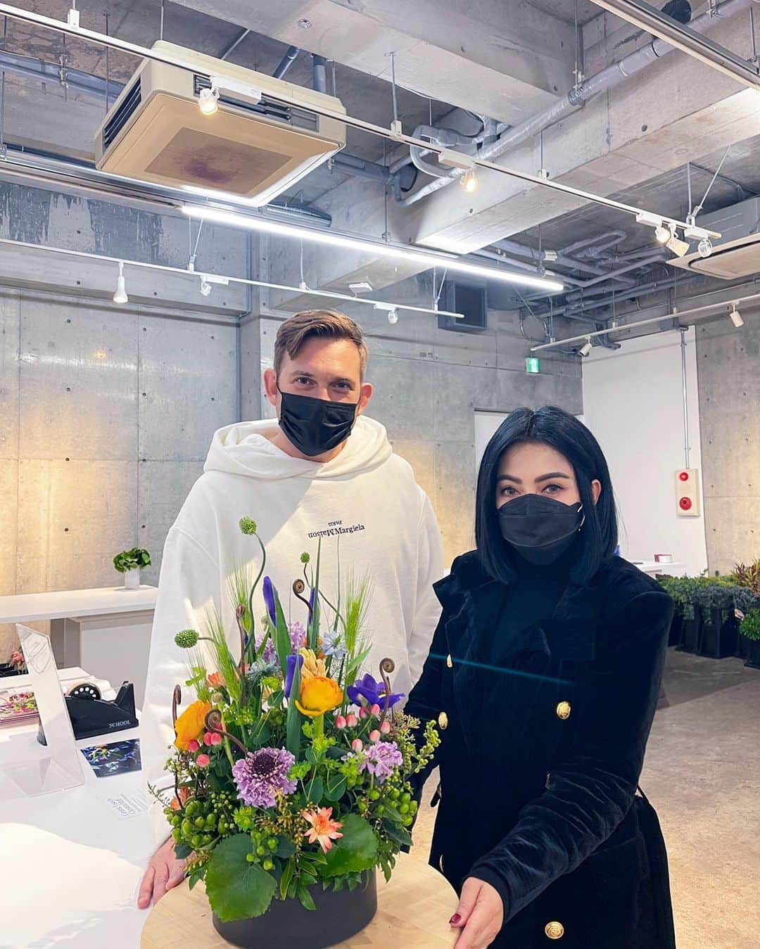 Syahriniのインスタグラム：「• Nicolai’s Bergmann Flower Class ! ... Finally I Did it, He Said I’m A Fast Learner !  ...  Dhhaaannnn ......Tadaaaaaaaaa, Ini Dia Rangkaian Bunga Hasil Kreasi Incesss Yg Begitu Syantiieekkk Dhan Manjaaaahhhhhhh, Yg Incesss Buat Hanya Dalam Waktu Yg Singkat Sajah, Iyaaa...Khaannnnnnn !  Dhaannnn, Yg Paling Terpenting Kata Suami Incesss Istri Multitalentaaaaahhhh .... Dalam Segala Suasanahhh Dan Prakiraan Cuacaaaahhhhh .... Huuuwwaaagghhhhh,  What A Happy Wife !  __________________ 𝓢𝓨𝓡 __________________  #PrincesSyahrini #Winter_February2021 #Tokyo_Japan」