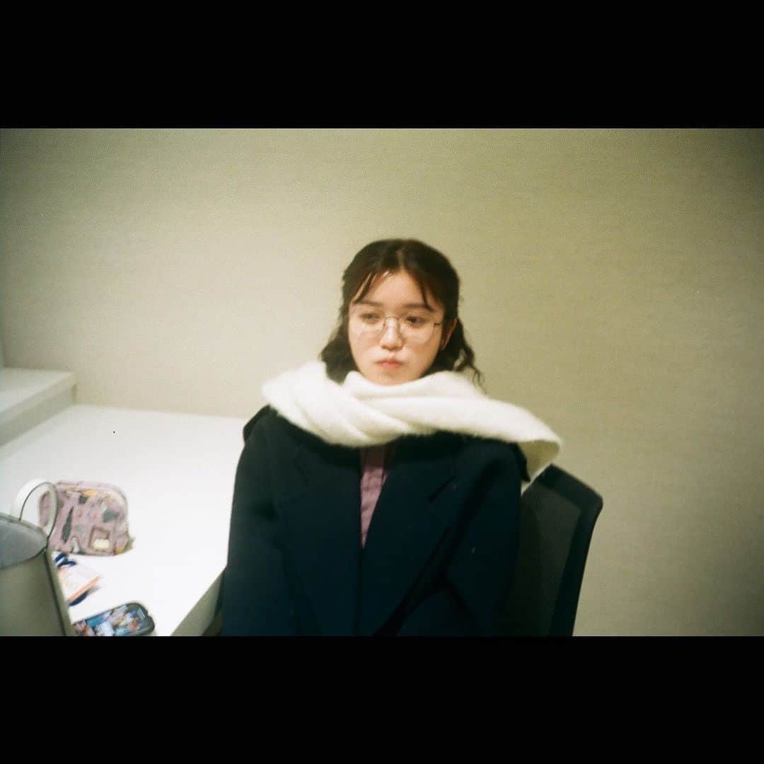 美山加恋のインスタグラム：「図書館で働いてそう。  なコーディネートをした日。」