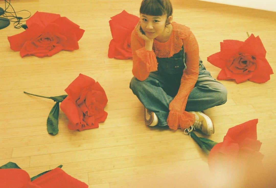 トリイクニコさんのインスタグラム写真 - (トリイクニコInstagram)「これ何年前のフィルムだったんだろうか…w  @littlesunnybiteyoppy  薔薇に囲まれたヨピコがたくさん出てきました🌹🌹🌹  #フィルムカメラ  #トリイカメラ」2月13日 18時54分 - toriicamera