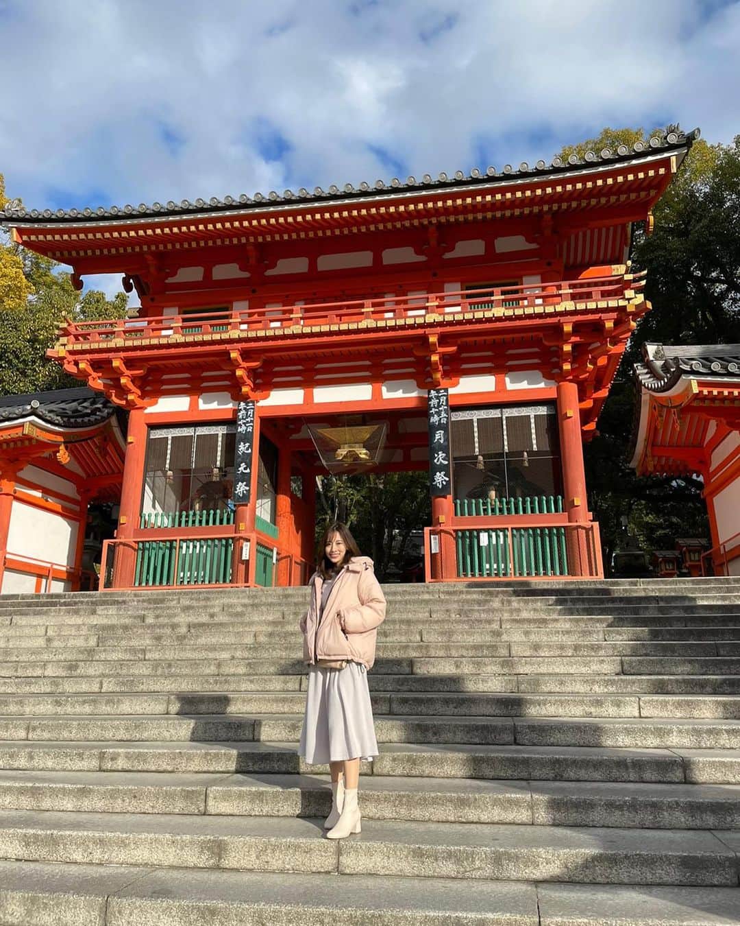 吉岡結紀のインスタグラム：「✐☡ ・ この前用事で京都に行った時⛩ 今年はまだおみくじ引いてなかったので引いてみて 行きたかったお店でわらび餅食べて大満足でした。🍡🍵🤍 ・ #八坂神社 #京都 #ぎおん徳屋 #本わらび餅」