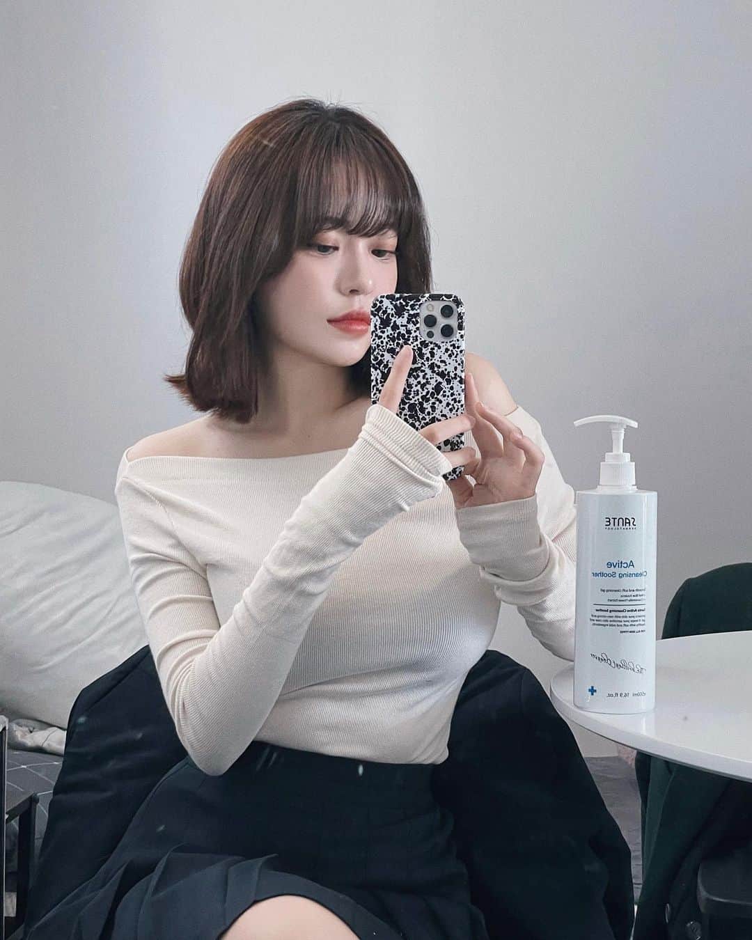 ウィ・ソンヒさんのインスタグラム写真 - (ウィ・ソンヒInstagram)「#상떼클렌징수더 최저가 공구 ✨  많이 기다려주셨던 상떼 클렌징 젤 드디어 내일 저녁 7시 오픈 예정입니다 ♥  ▫️기간 : 2월14일~ 2월17일 (4일간) ▫️가격 : 59,000 ➡️ 44,000원 ▫️용량 : 500ml 사용량에 따라 4~6개월 사용하실 수 있어요 :) 전 재작년부터 사용해서 지금 4통째 사용중이고 한통에 반년 정도 사용한 거 같아요 ! 다른 제품 사용할땐 세안 후에 항상 피부 땡김이 있었는데 요 제품 사용하고 나선 땡김도 없고 피부가 진정되는 느낌이었어요 :) 시중에 판매하는 제품들보다 용량이 훨씬 크다보니 오래오래 사용할 수 있고 대부분 클렌징 워터, 오일 후 폼이나 젤을 많이 사용 하시는데 메이크업 후에두 상떼 클렌징젤 하나만 사용하셔도 깨끗하게 지워진답니다ㅎㅎ 꼭 1중세안 하기 ♥️ 마지막으루 에스테틱 전문가 제품이라 성분도 너무 좋아서 아기들도 사용 가능해요! 예민한 피부이신 분들 강추드려요:)  좋은 기회 절대절대 놓치지 마시구 모두모두 득템하시길 !!♥️♥️♥️」2月13日 18時57分 - _seong_hee