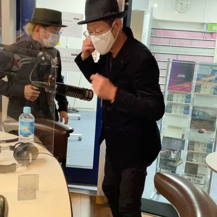 のインスタグラム：「ロックなみなさーん！この後22時からいつものゴキゲンradioありますよー。ゲストには病魔を乗り越えたダミ声兄貴、勝手にしやがれの昭平くんとペッターKAZZ!闘病中書いた曲の想いを熱く語ってくれます！やっぱフシギなんだな彼は。#kenrocksnite #interfm897 #勝手にしやがれ」