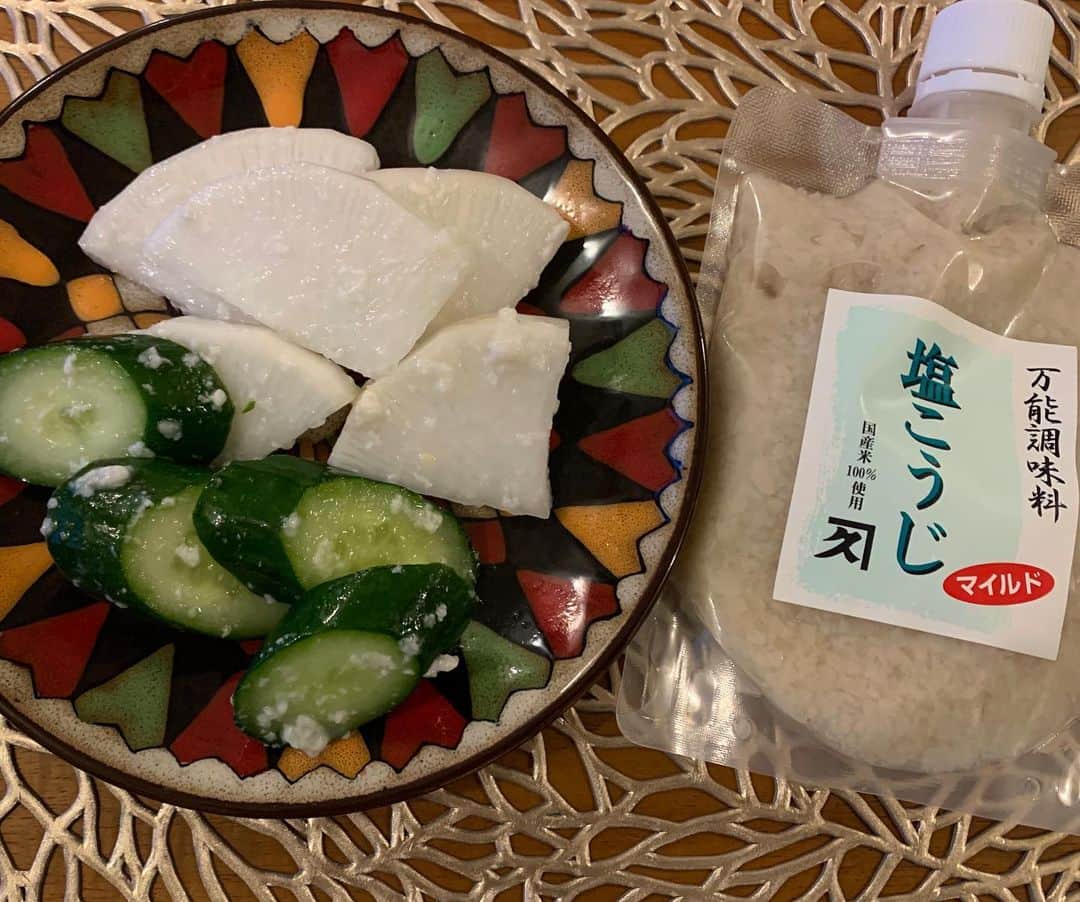 玉城ちはるのインスタグラム：「【 もち麦　】  高見味噌さんのもち麦味噌  https://www.takamimiso.com/  今、もち麦とやらが気になり ご飯に混ぜようかなぁとか思ってたら 同級生がなんとお味噌屋さんになってる事を知る！笑笑 味はもちろん美味しいのですが  もち麦味噌ってすごくすごく甘い麹が入ってるからかな？  しょっぱいばっかりお味噌って感じでなく 朝ごはんで食べるとじんわりあったかくなる麹の塩分がすごく程よくて 塩分というよりやっぱり甘い感じがほのかにするんですよ🌸  私よりも息子くんがハマったのが 一緒にとどいた塩麹でつける 浅漬けの野菜  私がついつい味が濃くなるので  尿から蛋白の出てしまっていた妊婦の私の救世主に今なってます笑笑 　お漬物好きでやめられないので  塩麹でつけた浅漬けで乗り切ってます笑笑  めっちゃ美味い🌸  #高見味噌生米麹 #高見味噌 #高見味噌米麹 #美作の味噌」