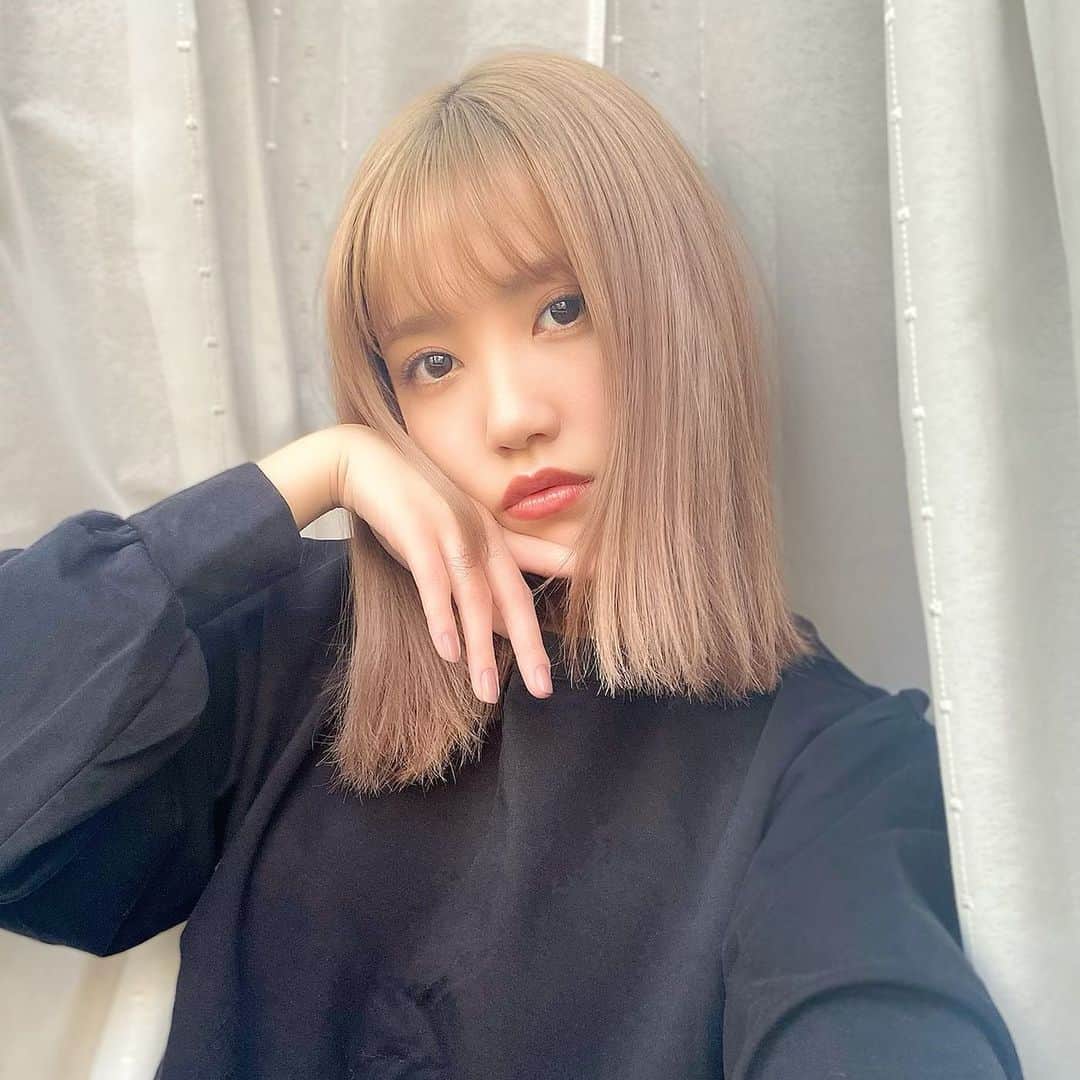 加藤玲奈のインスタグラム：「最近はラメ感あるリップトップコートにピンクっぽいリップを重ねるのにハマってる💓トップコートは200、リップは139を使用してます💄  そしてこの前イセアクリニック( @iseaclinic )へ行ってきました！ いつも大山先生( @kiriko_isea )が優しく話を聞いてくださるので本当に助かっております🥺最近は肌の調子も良さげなので嬉しい😌」