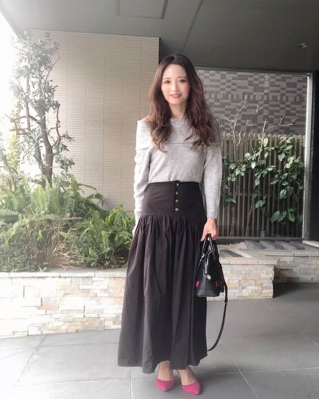 AriizumiEmaさんのインスタグラム写真 - (AriizumiEmaInstagram)「暖かい１日でしたね✨  今日のスカートは、春を少し感じる黒のハリのあるロング丈のスカート✨ スカートは、　@dolce._official  のものです。 裏地付きなのが嬉しい💕 ボタンを目立たせるためにニットをインしましたが、今度はトップスを出して着てみよう✨ 色違いのホワイトも可愛かったです！ ・  #dolce #マキシ丈 #skirt#ロングスカート #マキシスカート #ブラック#黒コーデ #春コーデ」2月13日 19時03分 - ema_ariizumi