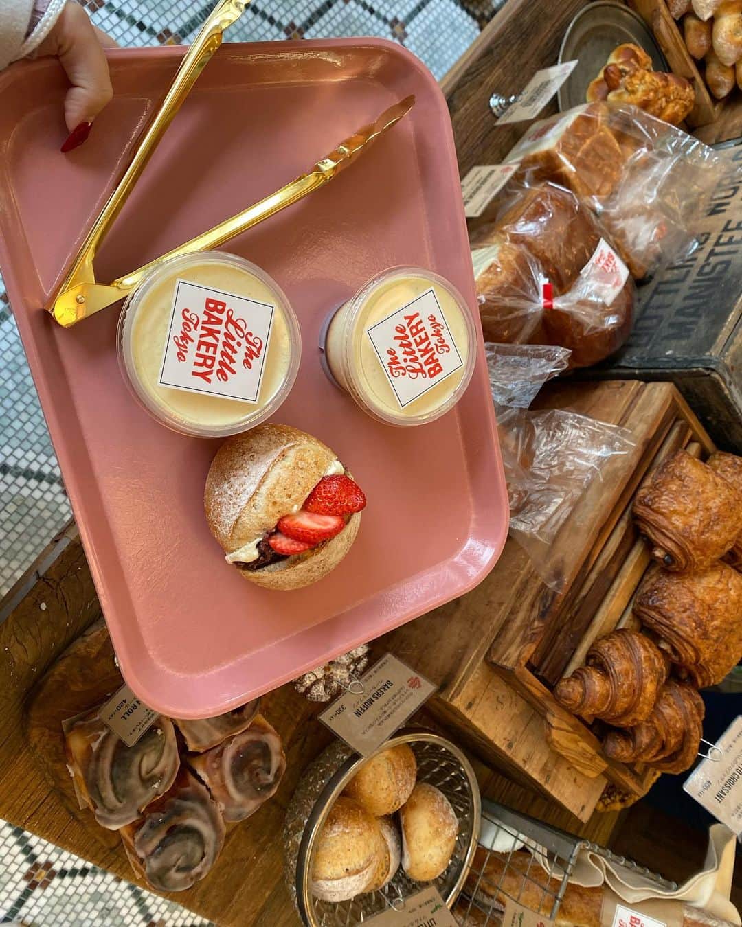 momoさんのインスタグラム写真 - (momoInstagram)「. The Little BAKERY Tokyoに行ってきたよ🍞 パン屋さん巡りしておいしいパンのテイクアウトして大量のパンを一気に食べるのがすき💗 都内おすすめパン屋さん教えてください🥰 . 👜はわたしがアンバサダー就任した時計ブランド  @liakulea_japan より新作のバケツ型のもので本格的な本革を使用している為上質で素材も柔らかくて使いやすくてかわいい❣️ クーポンコードは 『momomay69』 こちらの使用で10%オフになります！ (※期限は本日より1年間有効)  . #liakulea#腕時計#リアクレア#ハワイ#ファッション#バッグ」2月13日 19時09分 - momomonyan