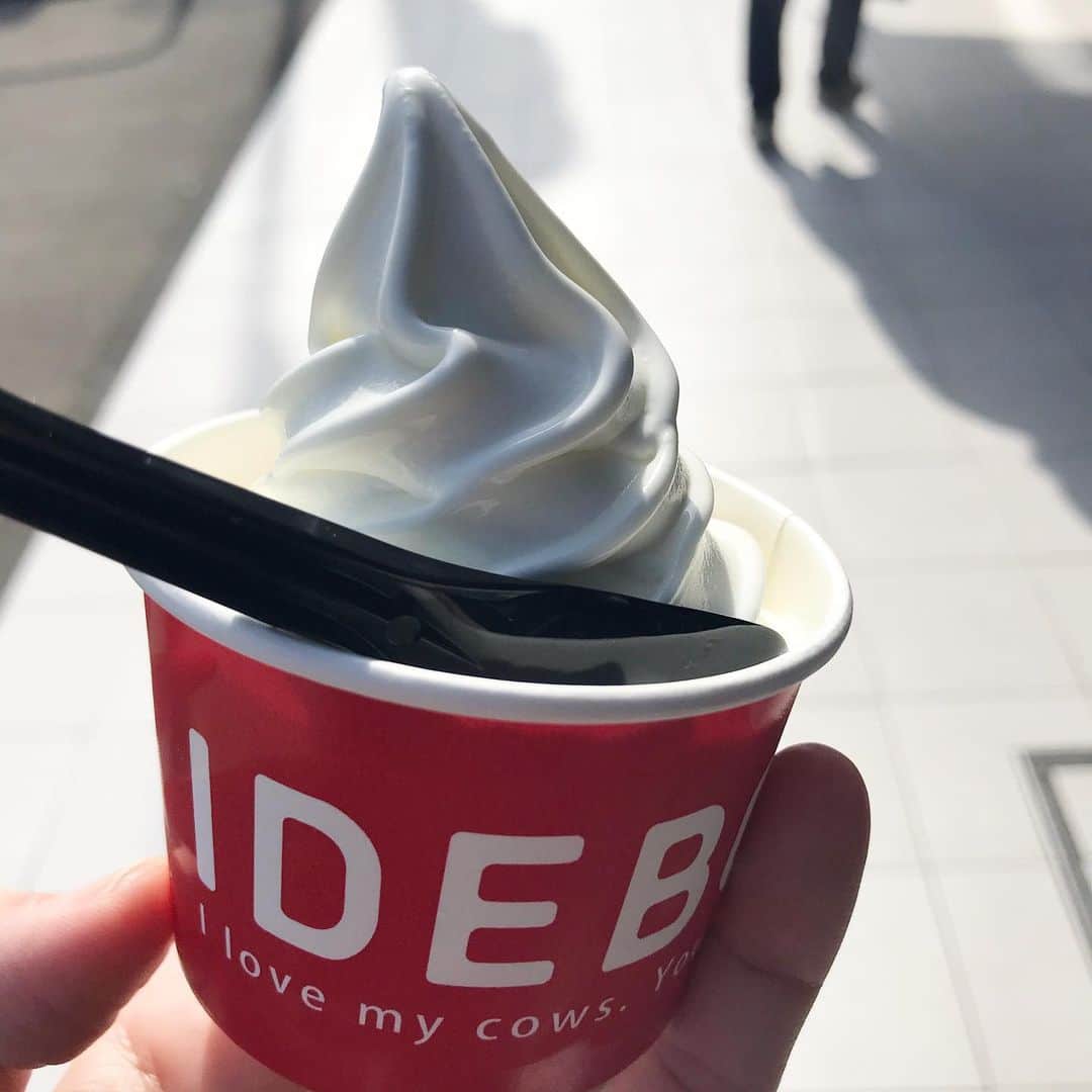 福田葉子のインスタグラム：「海老名SAといえばコレ。ジャージー牛乳ソフトクリーム🍦だね。ま、海老名でなくてもサービスエリア来ると食べてしまうのがソフトクリーム！ #softcream #sa #sweet #yummy #drive #weekend #sunny #海老名サービスエリア #ソフトクリーム　#名物　#ドライブ　#週末」