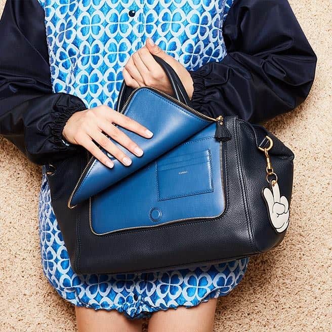 のインスタグラム：「Modelled by @EdieBCampbell on one of her first modelling jobs and making various appearances on the runway of London Fashion Week, the Vere has been a bestseller since its creation. Discover more about this timeless bag at the link in bio. #AnyaHindmarch」